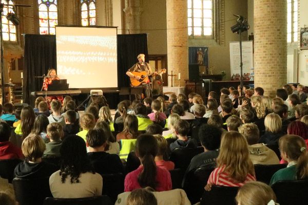 Kinderen in Heuvelland leren over oorlog en vrede met 'Den Grooten Oorlog tussen de Patatten'